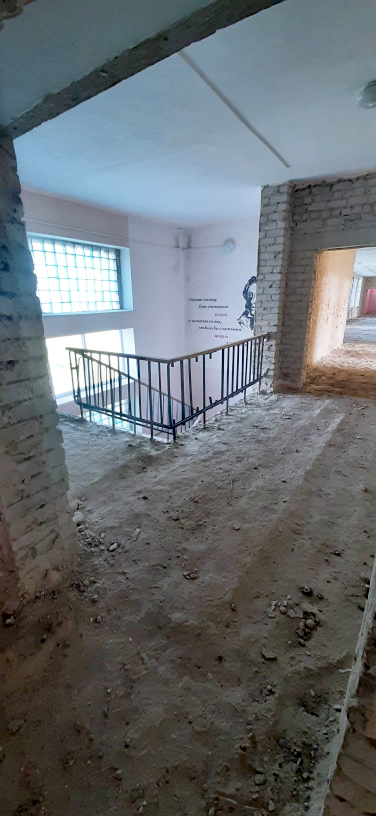 Демонтаж плитки с пола и штукатурки со стен на лестничной площадке 2-го этажа